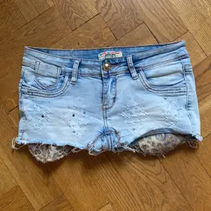 Så snygga lågmidjade shorts! Väldigt stretchiga och passar därför flera storlekar! Så fina detaljer där fram och leopard fickor!