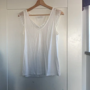 Finare sommarlinne - Superfint vitt sommarlinne med spets vid både armar och urringning. Helt oanvänt då jag köpte det för skolavslutningen men hittade ett annat. Storlek xs men skulle säga att det funkar ända upp till M🤩 tror jag köpte den för ca 250 kr