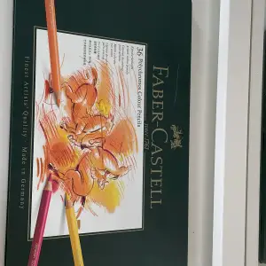 Faber-Castell färgpennor. Kommer i 36 färger. Majoriteten av pennorna är helt oanvända. Mycket bra kvalite på pennorna. Stor variation av färger. 
