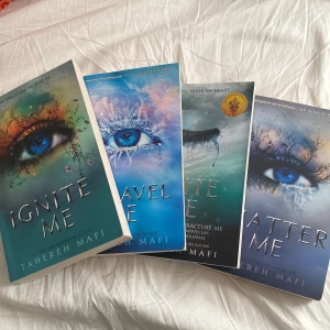 Första 3 böckerna av shatter me serien + novell - Säljer de tre första böckerna i shatter me serien plus den första novellen. Bra skick!