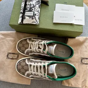 Hejsan!! Säljer mina Gucci skor, model GUCCI TENNIS 1977! Nypris: 7000 | Mitt pris: 5199 Använd ett fåtal ggr, skick 10/10. Medföljer: box, dustbag, extra sko snören och kvitto kan skickas till endast seriösa köpare! Hör av er vid frågor!