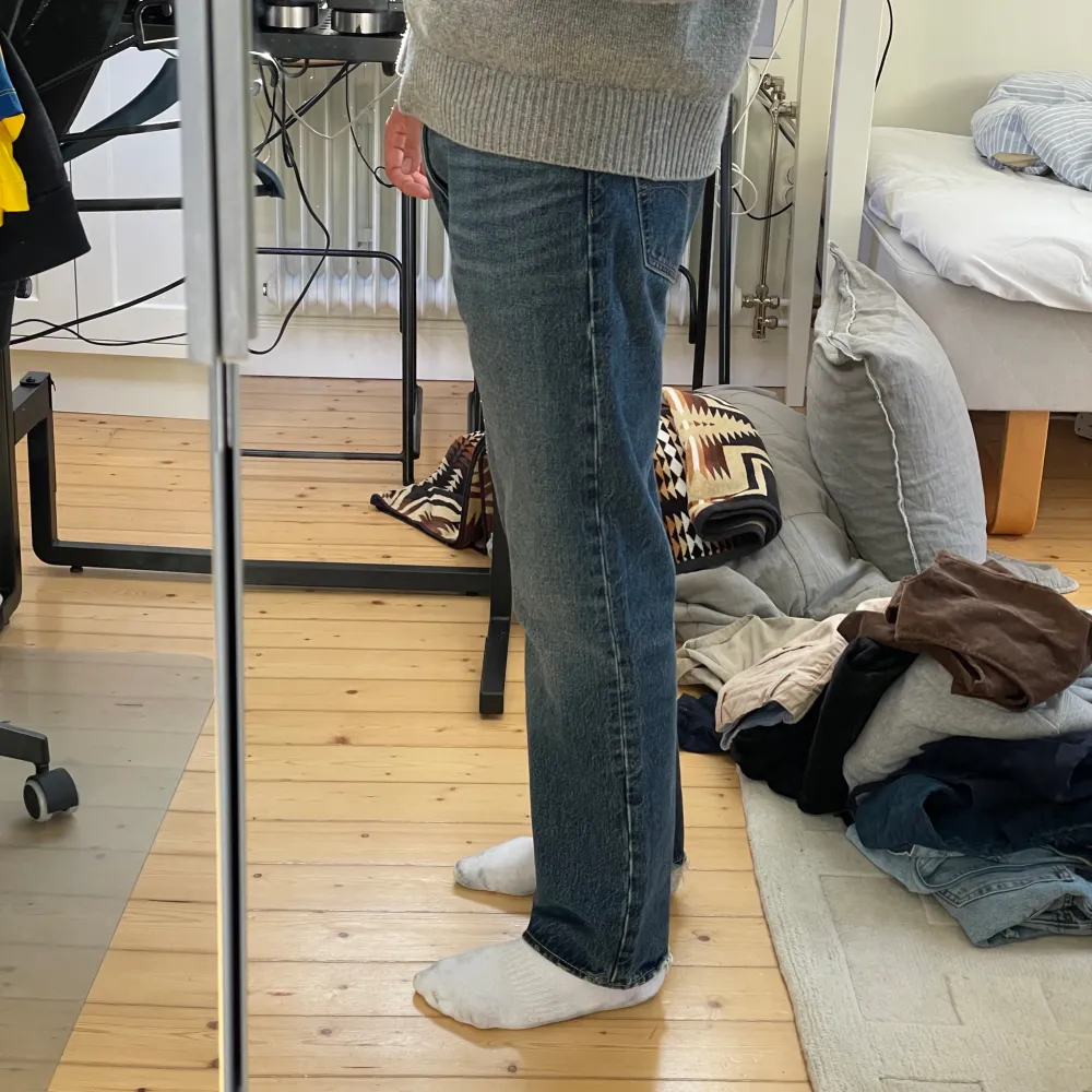 Säljer ett par oanvända Levis 551 Z.    Midja: 32 Längd: 30 Kvitto finns Nypris 1300 kr. Jeans & Byxor.