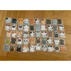 Cat stickers - Supersöta kattklistermärken som kan sättas på datorn, i en journal eller kanske på din mobil! Cirka 5x5cm stora. Ungefär 7kr frakt  4kr styck eller 40kr för 10st, 70kr för 20st & 90kr för 30st.   När man köper klistermärken väljs de ut slumpmässigt 💕