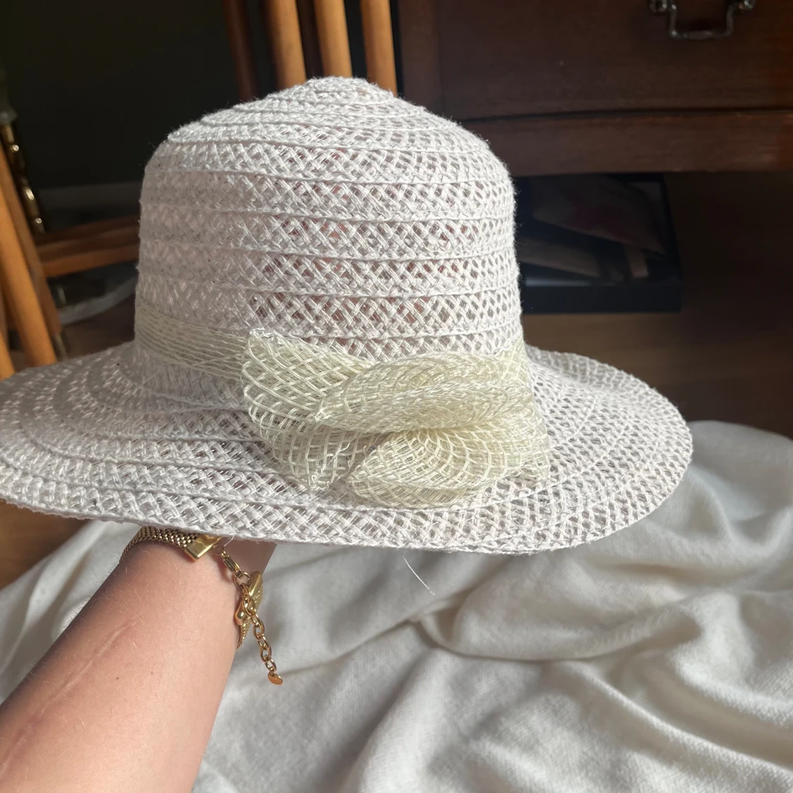 Solhatt med rosett - 90