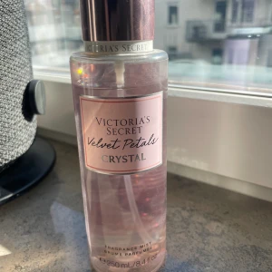 Vs perfym  - Säljer en vs perfym som är använd 3-4 ggr. Säljer pga att den inte kommer till användning. Nypris 350 kr. Säljer för 250 men priset går att diskutera💗