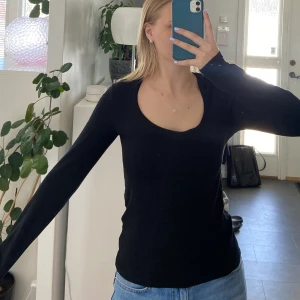 Svart u-ringad  - Svart u-ringad tröja, bra basplagg med inga tecken på användning. Superskön💕💕