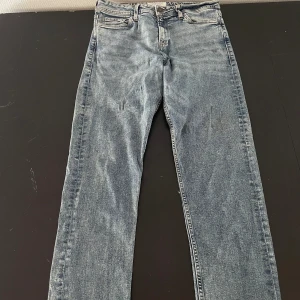 Stock and Hanks  - Hej säljer mina jeans. Skick använt och den är lite riven på röven men som ni ser på bilden så märker man inte alls. Pris går att diskutera.