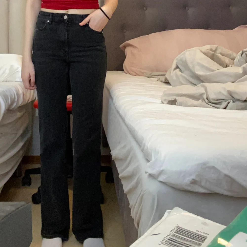 Bootcut jeans som är för små för mig runt magen💓är 163 och längden är perfekt för mig. (Smutsig spegel). Jeans & Byxor.
