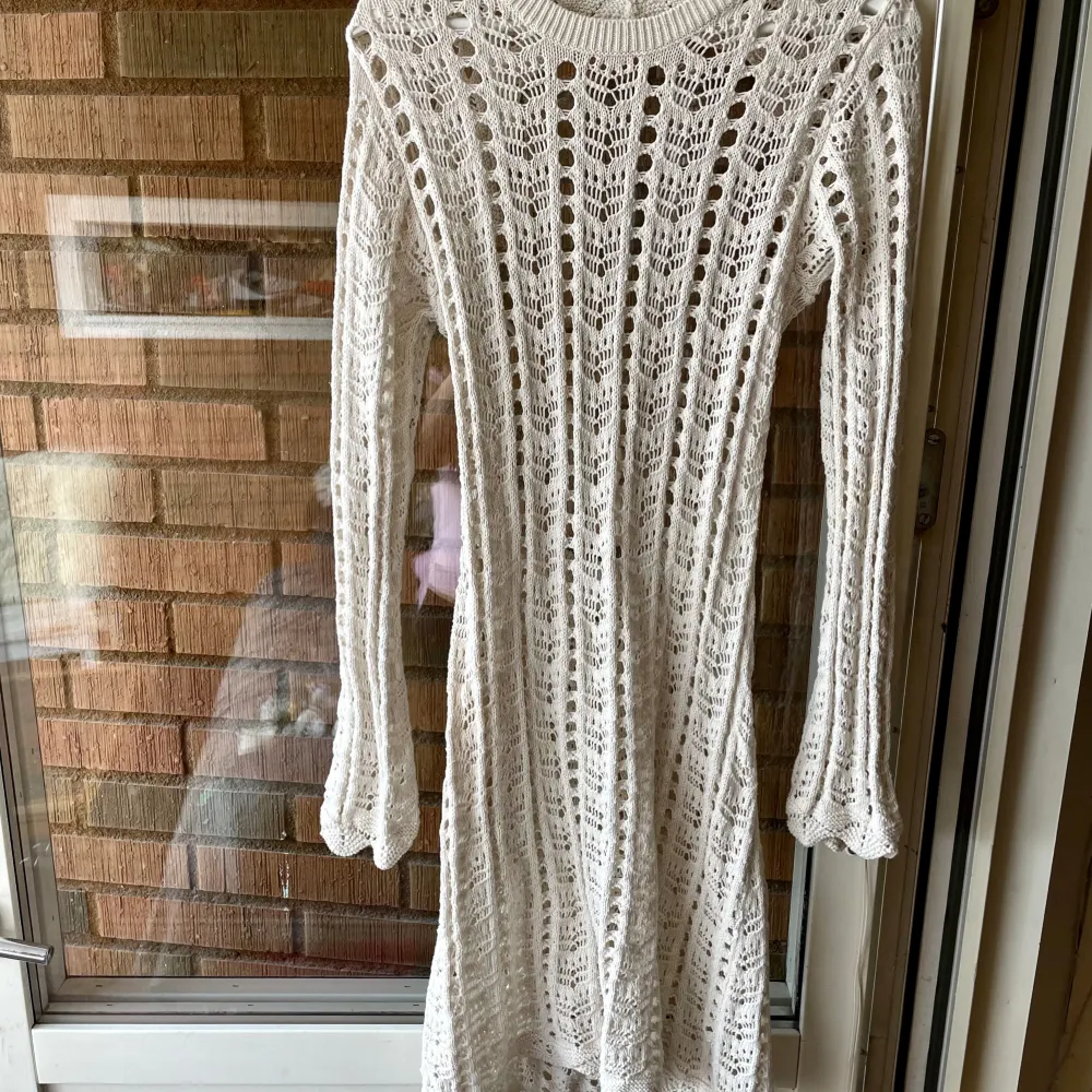 Virkad klänning i bomull från Gina Tricot som en säljs längre! Så otroligt fin till sommaren, gudinna och mamma Mia vibe . Klänningar.