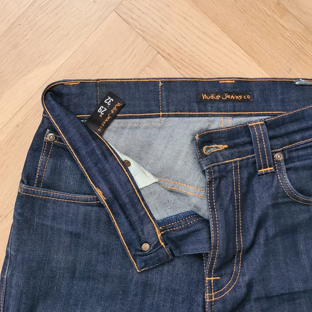 Mörklå Nudie Jeans av modellen Thin Finn👖Perfekt inför våren!🏡 | Skick: 10/10 ⭐️ (inga feffekter) | Passform: Slim/straight | Pris: 499 kr (diskuterbart) | Modellen är 160 cm för refferens (165-175 rekomenderas) | Hör av er vid minsta fundering ☺️. Jeans & Byxor.