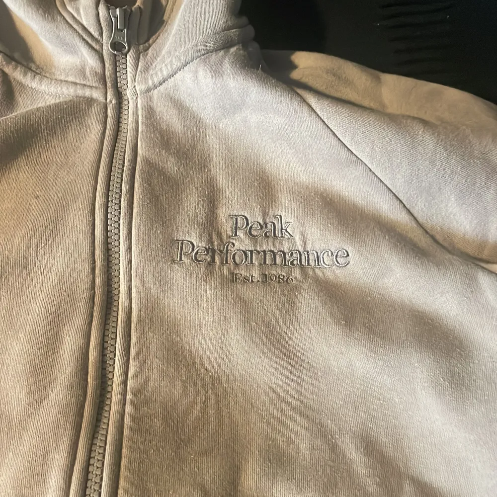 Tjena säljer nu min feta peak performance zip hoodie! Skick 8/10 storlek S Priset är inte hugget i sten!. Hoodies.