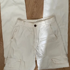 Zalando cargos - Från zalando, cargos och fickor på sidorna, ursnygga på sommaren!!❣️Passar 34-36