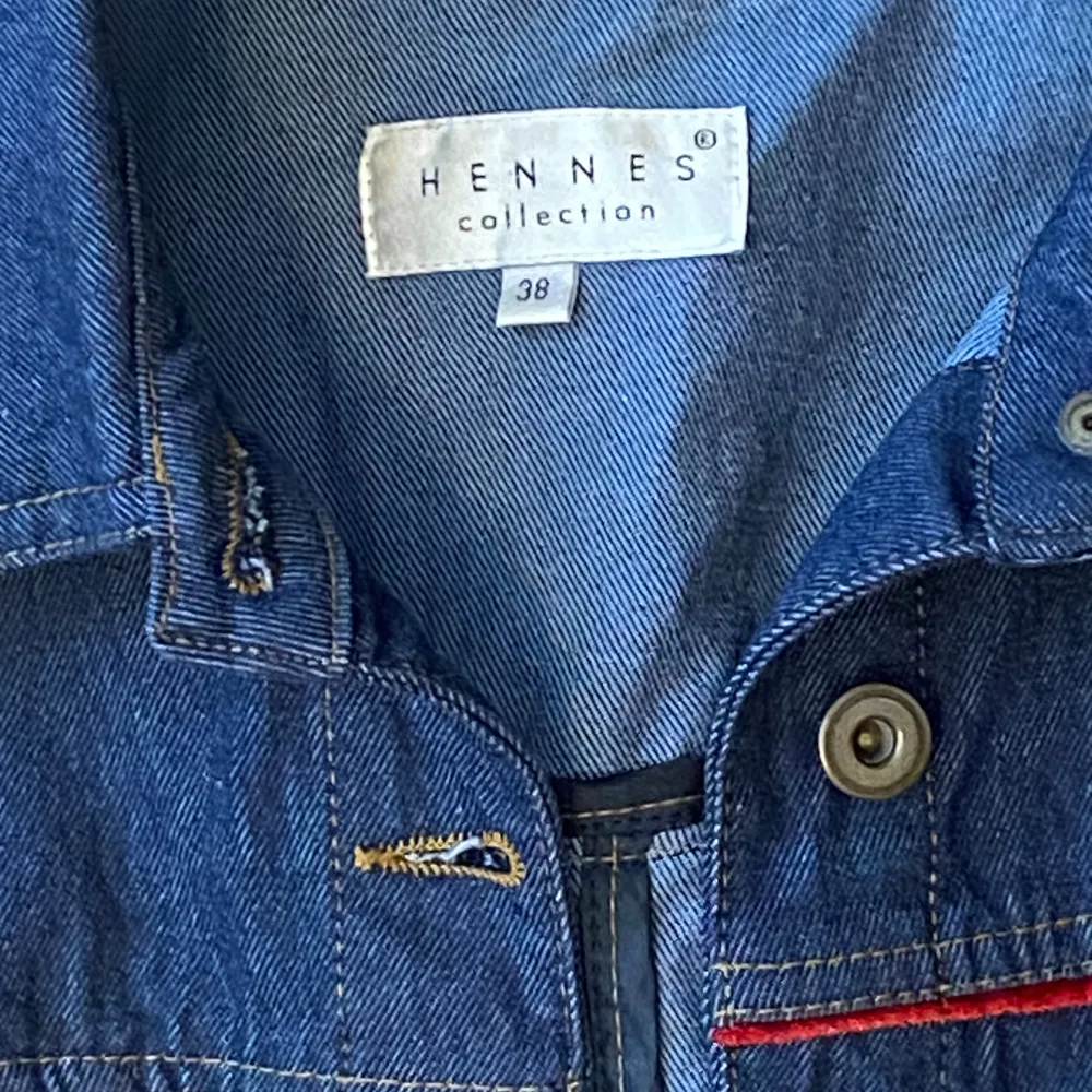 Unikt vintage denimset med jacka och byxa från Hennes Collection. Superfint skick som nytt! 😍. Kostymer.