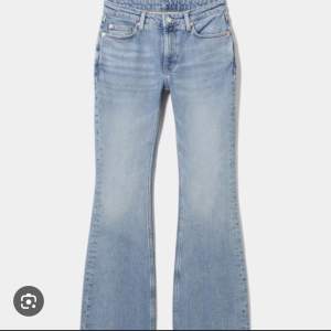 lågmidjade weekday jeans i modellen milla. väl använda men inga defekter. de passar perfekt på mig som är ca 175. nypris 600 kr