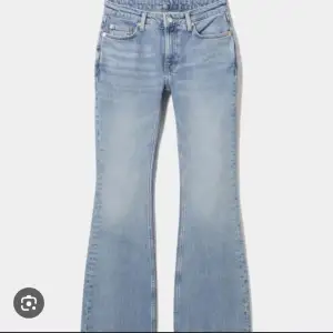 lågmidjade weekday jeans i modellen milla. väl använda men inga defekter. de passar perfekt på mig som är ca 175. nypris 600 kr