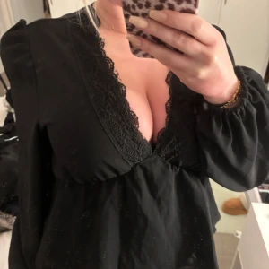 Super snygg topp - En super duper snygg topp med spets. Resår vid armen ( sista bilden ). Använder aldrig längre. Bra skick 