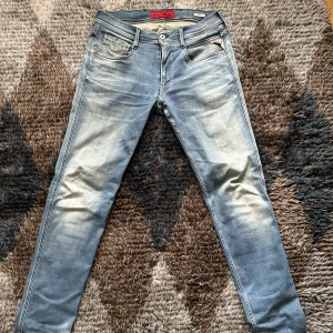 Replay Anbass Hyperflex - Schysta jeans från Replay i modellen anbass, alltså slimfit. Inga täcken på användning. Passar dig som är 180-185.   Priset är bestämnt men kan tänka mig byta mot ett par grover eller levis 511.   Hör av dig!