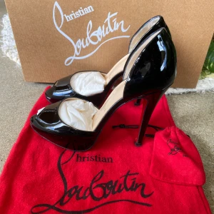 Christian Louboutin Pumps i svart  - Hjälper min flickvän sälja sina Louboutin klackar/pumps. Storlek 35,5 men passar även 36. Box, dustbag medkommer. Väl använda men fortfarande bra skick. Nypris 8000kr+. Pris kan diskuteras, hör av dig. Fler bilder i DM. Tidlösa och ikoniska klacka