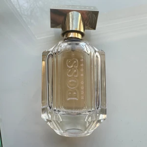 Hugo boss parfym the scent for her 50ml - Hugo boss parfym the scent for her, 50ml. Ca 70% kvar. Stor flaska då det är 50ml samt den är ganska tjock på sidan. Nypris: 1135kr  Super god doft, men måste rensa bland alla parfymer så de inte blir gamla. 