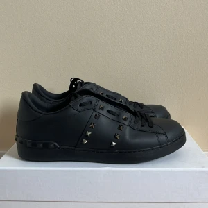 Valentinos Rockstud - Skick 9/10 använda en gång. Kartong, påse och bag medföljer. Säljer pga fel storlek.