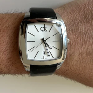 Calvin Klein klocka - Fin Calvin Klein klocka med läderarmband. Urtavla 40x40mm. Tyvärr så har den inte kommit till så stor användning för mig och hoppas att den får en ny ägare. Kommer ifrån ett rök och djurfritt hem! Se mina övriga annonser 🌸