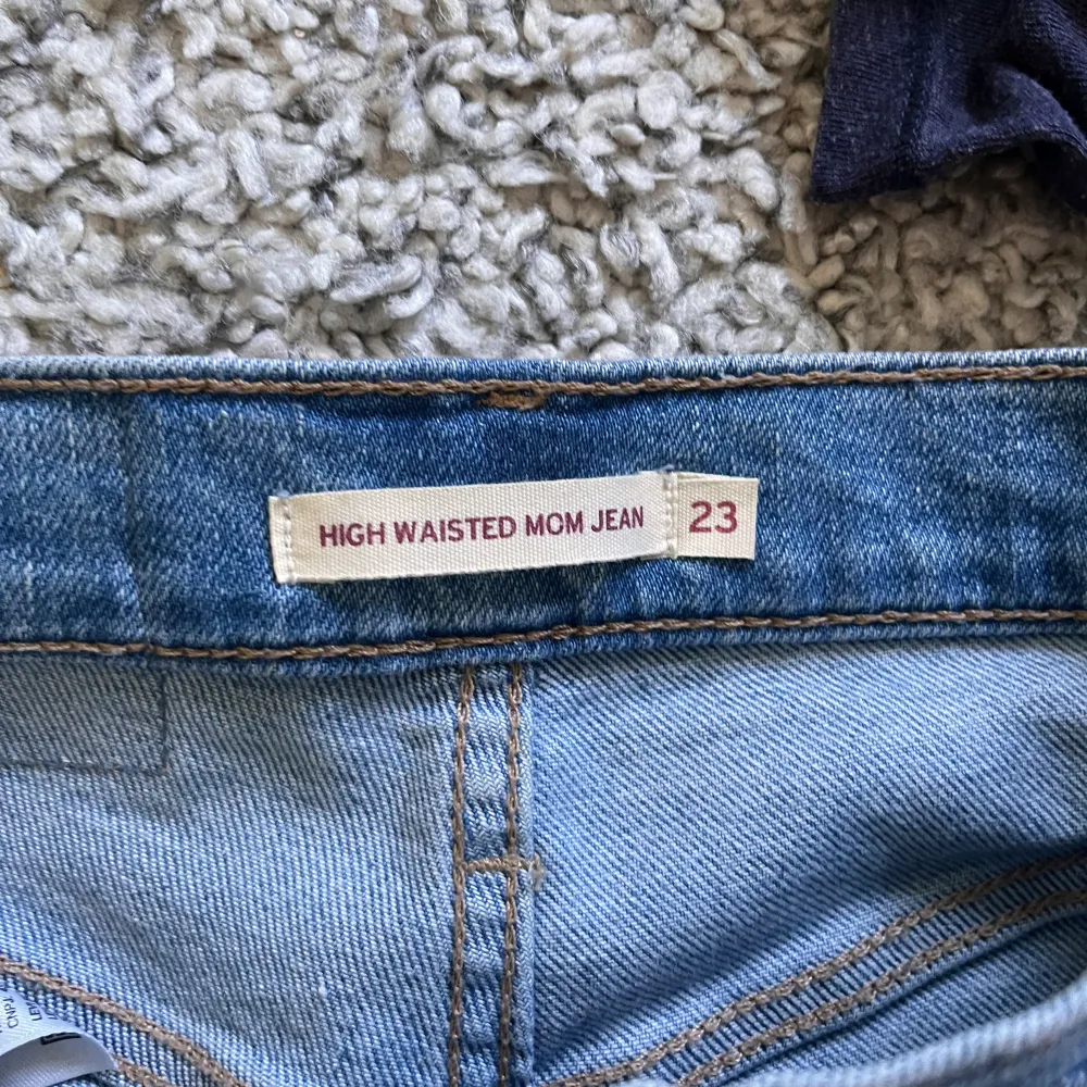 Jeans från Levi’s i fint skick, säljer då de blivit för små för mig. Kontakta för frågor  Köparen står för frakten. Jeans & Byxor.