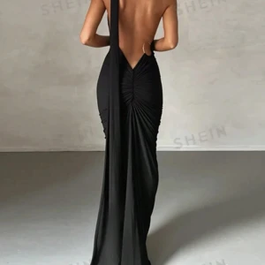 Balklänning svart storlek S - Den är från SHEIN använde aldrig den utan valde en annan och glömde göra retur. Skutsnygg på sitter väldigt tajt och bra. Den är öppen i ryggen och lång. Den ser ut som på bilden bild kan ges om man frågar.