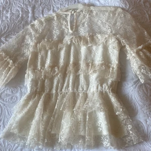 Blus från bubbleroom  - Super söt blus från bubble room som liknar den från by malina. Använd fåtal gånger! Cream vit💓