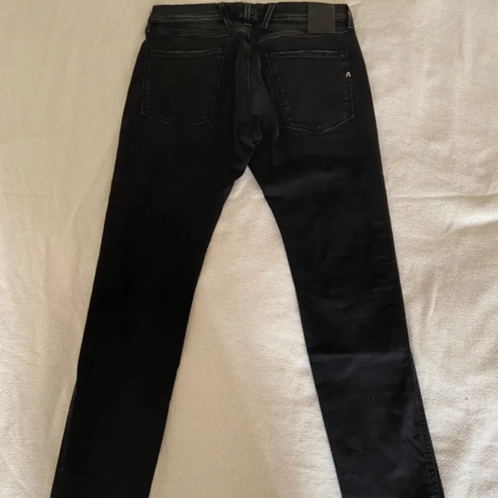 Riktigt schyssta replay anbass hyperflex jeans i mycket bra skick🍾🍾Rekommenderar starkt och dessutom är jeansen i slim nypris: 1800 vårt pris: 499🍾🍾vid snabb affär kan priset diskuteras 🍾🍾. Jeans & Byxor.