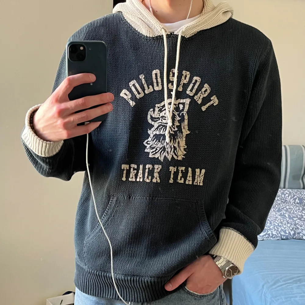 Trendig stickad hoodie från Ralph Lauren. Storlek M! Skick: 8/10, använd men inga defekter. Nypris är ca 2000. Hör av er för frågor!. Tröjor & Koftor.