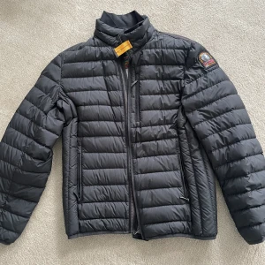 Parajumpers lightweight - Väldigt fin parajumper jacka till våren/sommaren, perfekt skick då knappt använd. Storlek Y-M, passar alltså S fint. Säljer pga lite för liten och behöver pengar. Pris kan diskuteras, vid andra frågor är det bara att skriva. 
