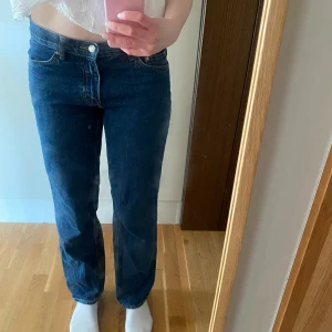 Low straight jeans  - Använda tre gånger, raka ben med relativt låg midja, säljer pga dom är lite för korta på mig och kommer inte till användning, ordinarie pris 499kr på Gina Tricot, inga skador  Midjemått: 40cm rakt över  Innerbenslängd: 79cm