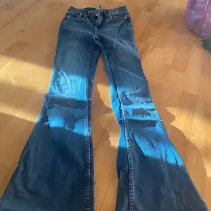 Säljer nu dessa utsvänga blåa jeans från lager 157. Storlek XS, dem är i bra skick. 