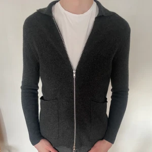 Soft goat - 100% kasmhere soft goat. Riktigt skön kofta i bra skick. Hör av er vid frågor mvh Ville