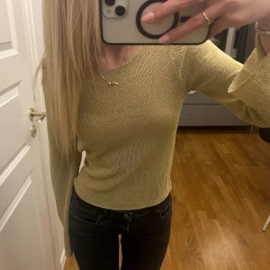 Guldglittrig topp - Guldglittrig topp från Gina Tricot, använd endast en gång.  Skriv i DM för fler bilder eller frågor!🥰