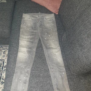 Dsq jeans till barn gråa - Dsq jeans använder inte längre har växt ifrån dem passar barn 10-12 år 
