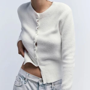 Kofta🤍 - Säljer min oanvända kofta från zara! Slutsåld på zara men köpt för 499 i november🤍 den är lurvig och mysig och har fina diamant-liknande knappar🤍 st S men jag skulle säga att den är mer som en xs men det beror på hur man vill att den ska sitta