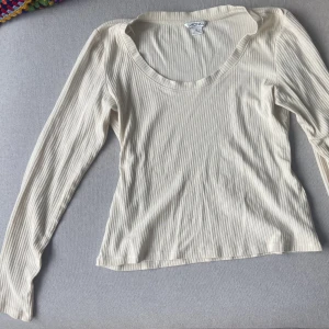 Långärmad från Monki, storlek M - Långärmad vit från Monki, storlek M. Använd fåtal gånger, i fint skick!