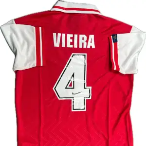 Arsenal 96-97 hemma Veira 4 storlek M, reprint! Hör gärna av dig vid frågor!