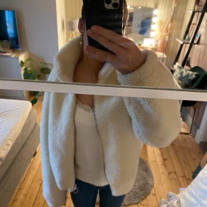 Teddyjacka - Hej! Säljer denna super mysiga teddyjackan i krämvit💗 Vet inte var den är ifrån, men den är i bra skick💗