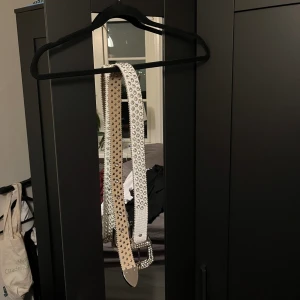 Vit rhinestone bälte - Vit nobrand bälte, använd max 2 gånger. Den säljs då den inte kommer till användning. Kontakta gärna vid frågor