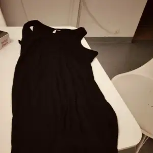 Divided klänning svart endast provad en enda gång . Säljes för 50 kr . Storlek XL för stor för mig den är stor i storleken 🌸