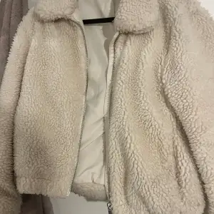 En vit fleece jacka knappt använd 