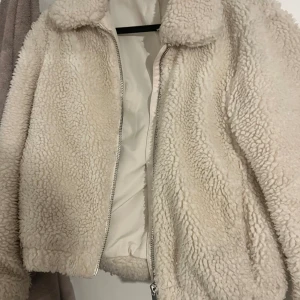 Fleece jacka  - En vit fleece jacka knappt använd 