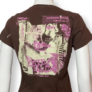 Cool Tee  - En cool t-shirt i fint skick! Brun med rosa detaljer. Mer info läggs till senare 