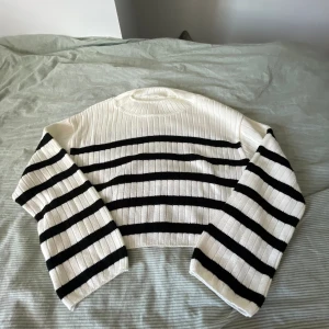 Randig tröja  - En randig tröja i storlek 146/152, väldigt skön enkel, har använts 10 ggr men ändå rätt bra skick 