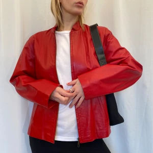 Röd skinnjacka  - Den är såå cool. Lite oversized dig på mig som är S. Från marknad i Italien på 90-talet, knappt använd sen dess