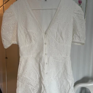 Shortsdress som passar perfekt till studenten, skolavslutningen eller midsommar🤍 - Shortsdress i bomull, använd 1 gång, storlek  S