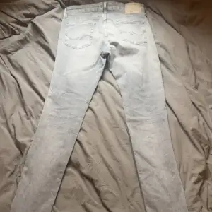 Tja! Säljer dessa Jack and Jones jeans (modellen heter JJIGLENN JJICON) då jag ej använder dom! Strl 31/34! Skulle säga att dom är i väldigt bra skick, jag kan ej se några defekter på dom! Pm vid fler frågor!