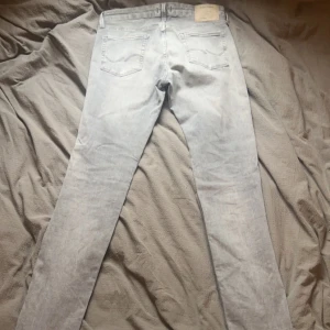 Jack and Jones jeans! - Tja! Säljer dessa Jack and Jones jeans (modellen heter JJIGLENN JJICON) då jag ej använder dom! Strl 31/34! Skulle säga att dom är i väldigt bra skick, jag kan ej se några defekter på dom! Pm vid fler frågor!